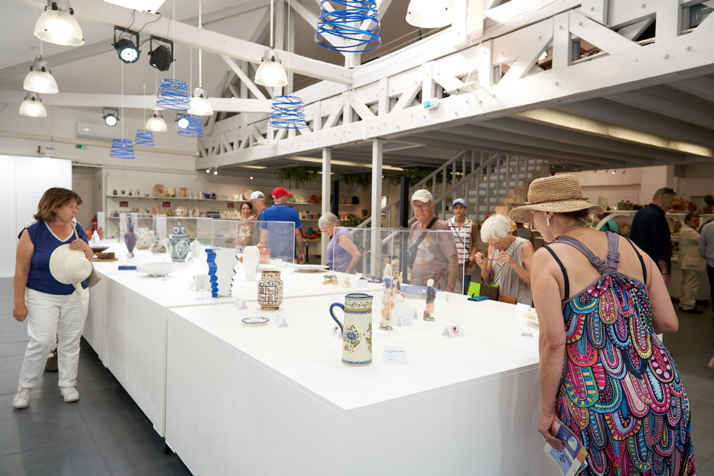 Le public admire les créations des artisans qui ont façonné le patrimoine céramique européen.